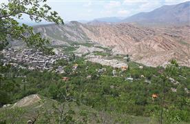 روستای «بوژان» نیشابور از نمای بالا که طبیعت کوهستانی سرسبز دارد.